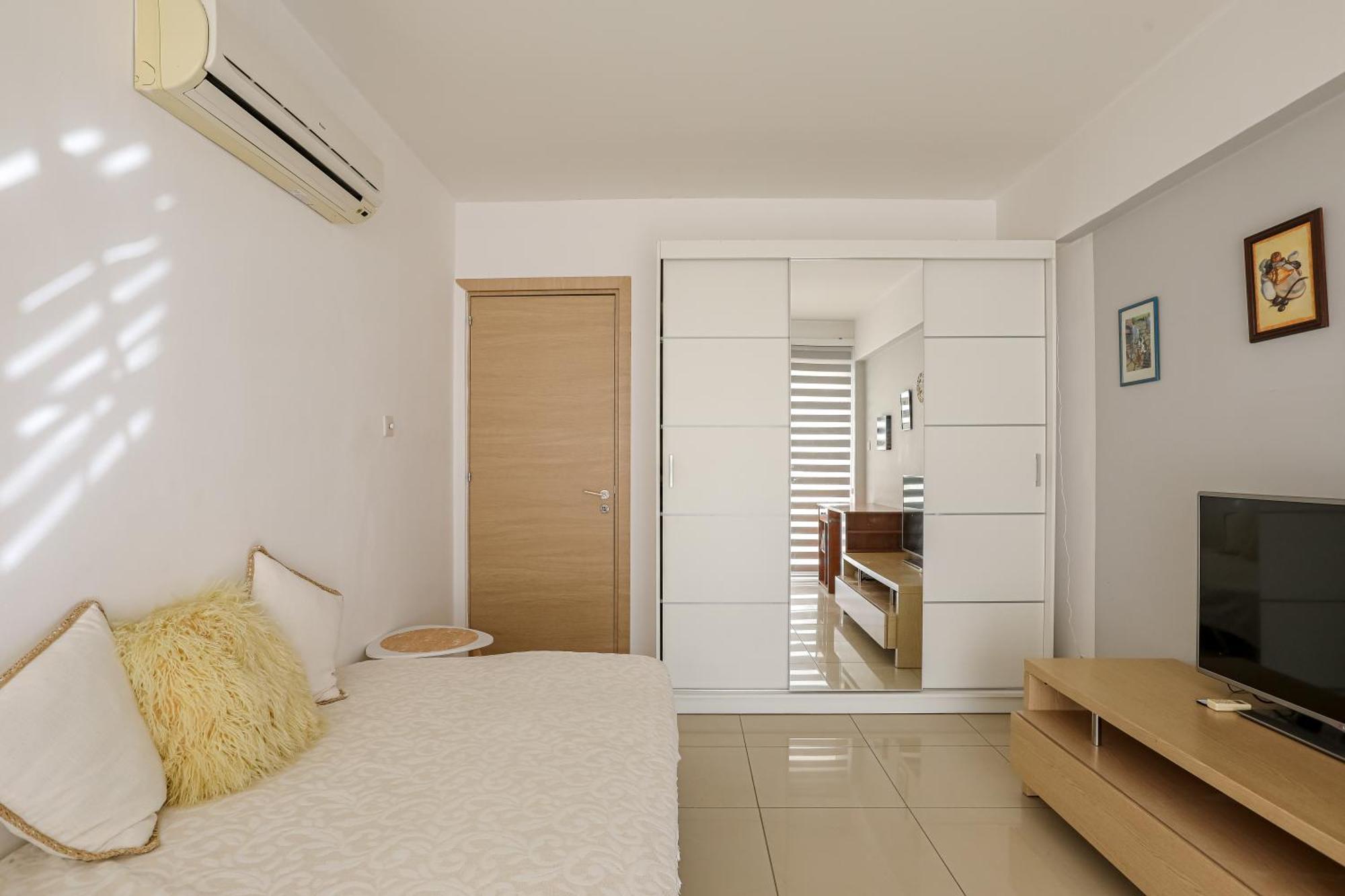 Lovely Bedroom In Shared Apartment Oroklini Exterior foto
